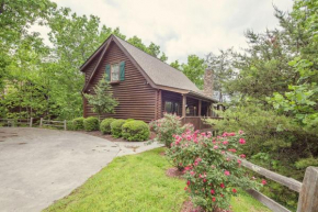 ER104 - R Tribe's Treehouse - Great location - Close to town! cabin